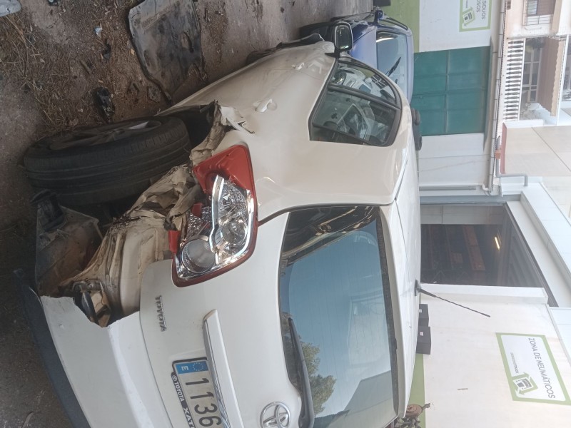 toyota auris del año 2011