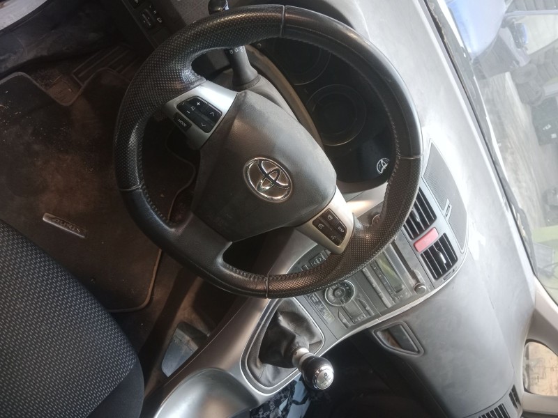 toyota auris del año 2011