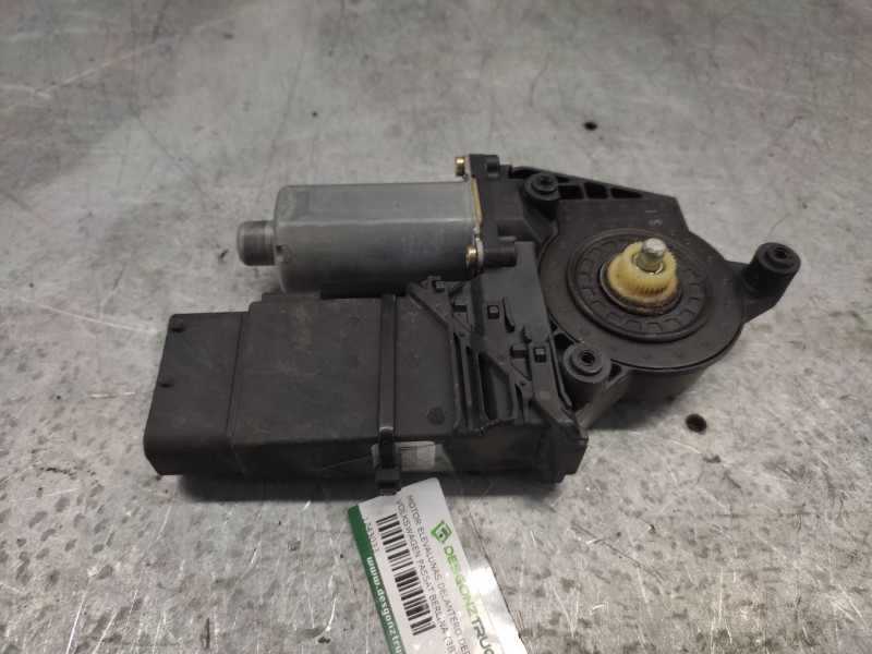 Recambio de motor elevalunas delantero derecho para volkswagen passat berlina (3b3) referencia OEM IAM 0130821694  105415301