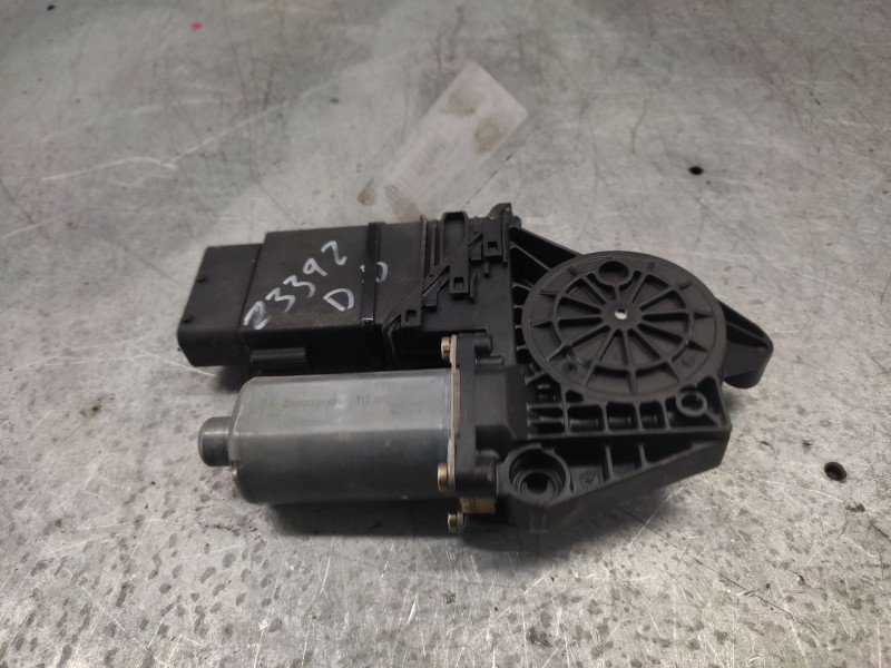 Recambio de motor elevalunas delantero derecho para volkswagen passat berlina (3b3) referencia OEM IAM 0130821694  105415301