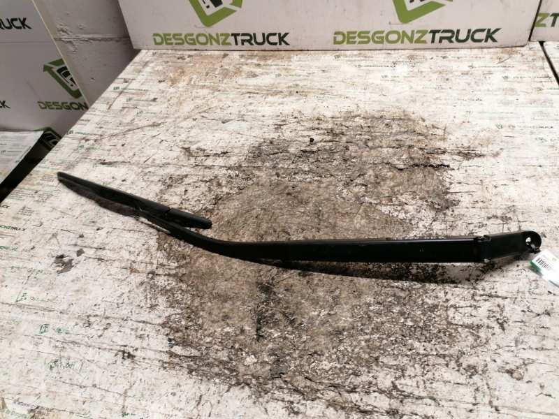 Recambio de brazo limpia delantero derecho para toyota auris live referencia OEM IAM   