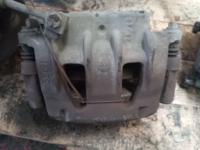 Recambio de pinza freno delantera derecha para nissan cabstar e referencia OEM IAM 204086  bosch