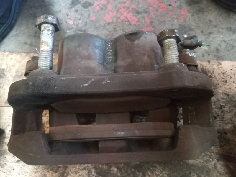 Recambio de pinza freno delantera derecha para nissan cabstar e referencia OEM IAM 204086  bosch