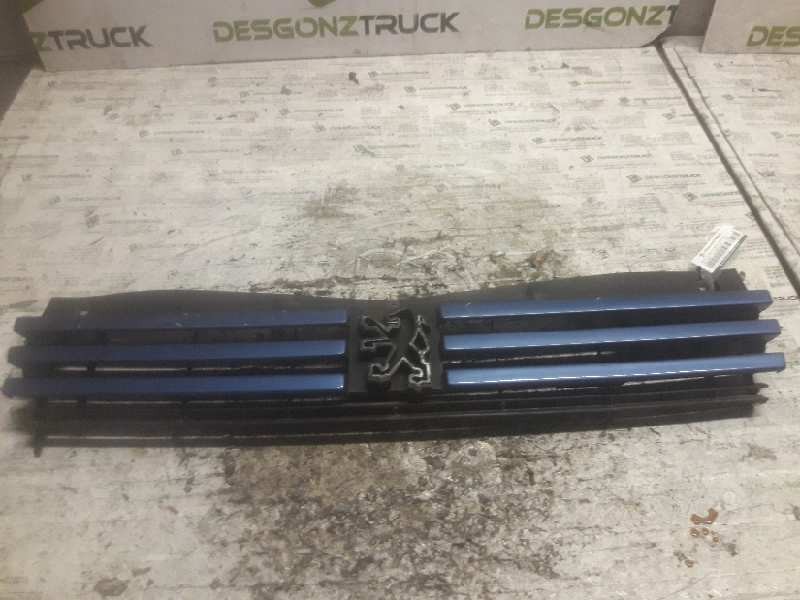 Recambio de rejilla delantera central para peugeot 205 berlina 1.1 mito referencia OEM IAM 9253108580  