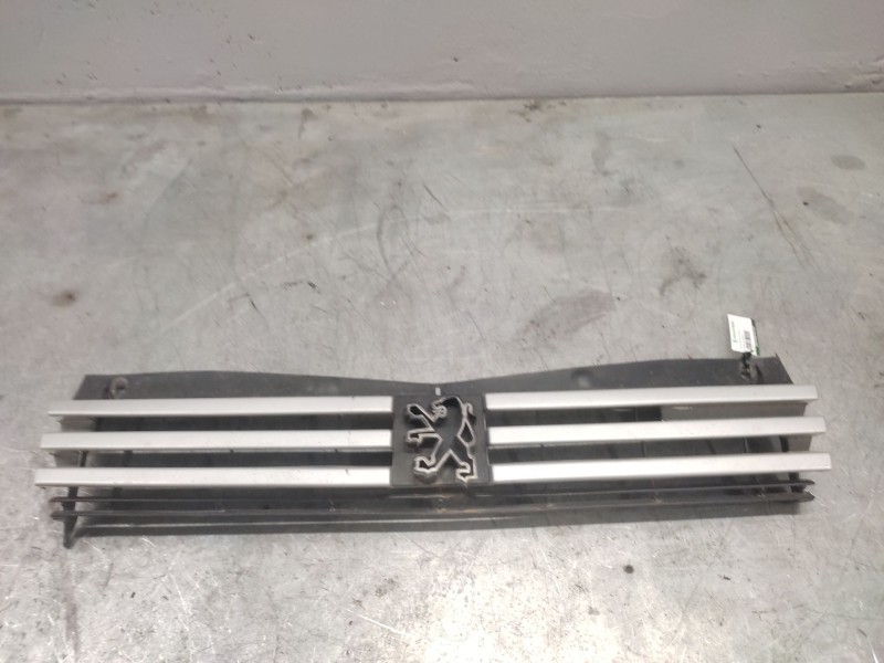 Recambio de rejilla delantera central para peugeot 205 berlina referencia OEM IAM   
