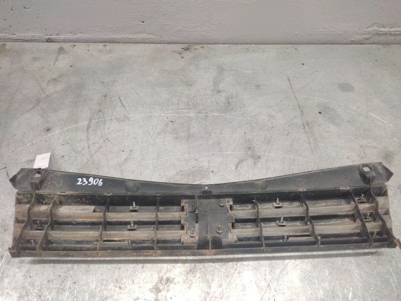 Recambio de rejilla delantera central para peugeot 205 berlina referencia OEM IAM   
