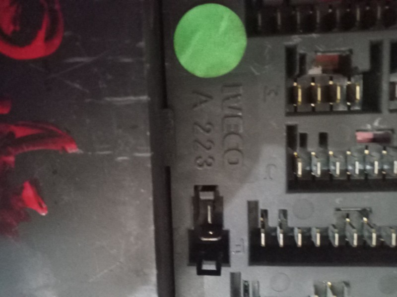 Recambio de caja reles / fusibles para iveco eurocargo referencia OEM IAM a223  