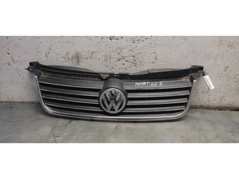 Recambio de rejilla delantera para volkswagen passat berlina (3b3) 2.0 tdi dpf referencia OEM IAM 3B0853651L  