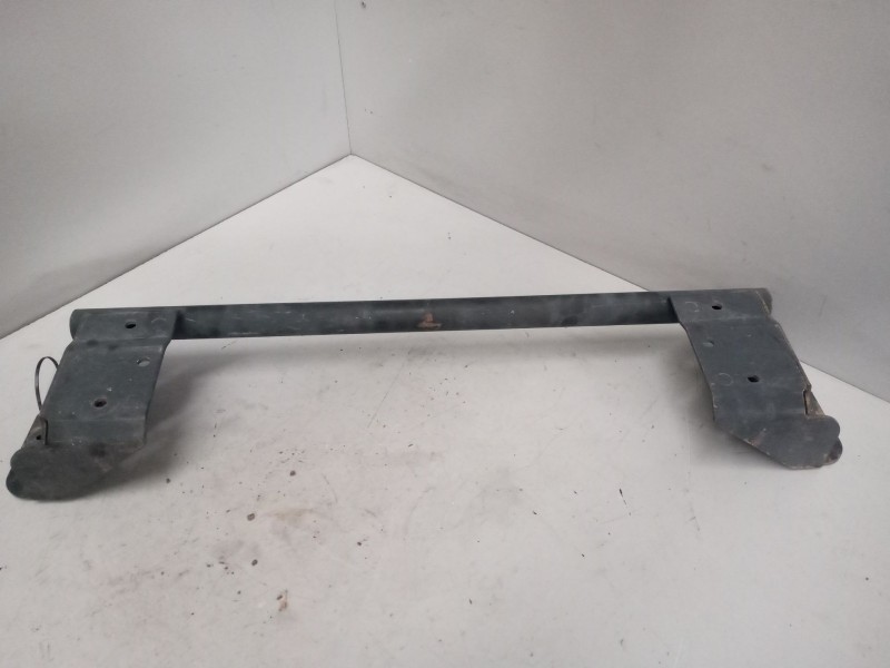 Recambio de traviesa frontal superior para nissan atleon 120 referencia OEM IAM   