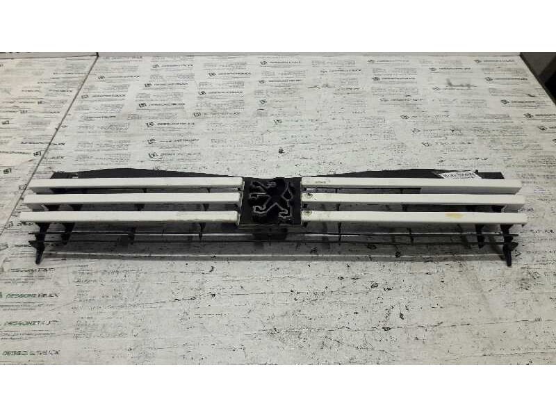 Recambio de rejilla paragolpes central para peugeot 205 berlina referencia OEM IAM 9253108580  