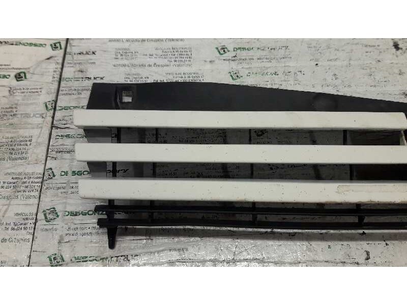 Recambio de rejilla paragolpes central para peugeot 205 berlina referencia OEM IAM 9253108580  