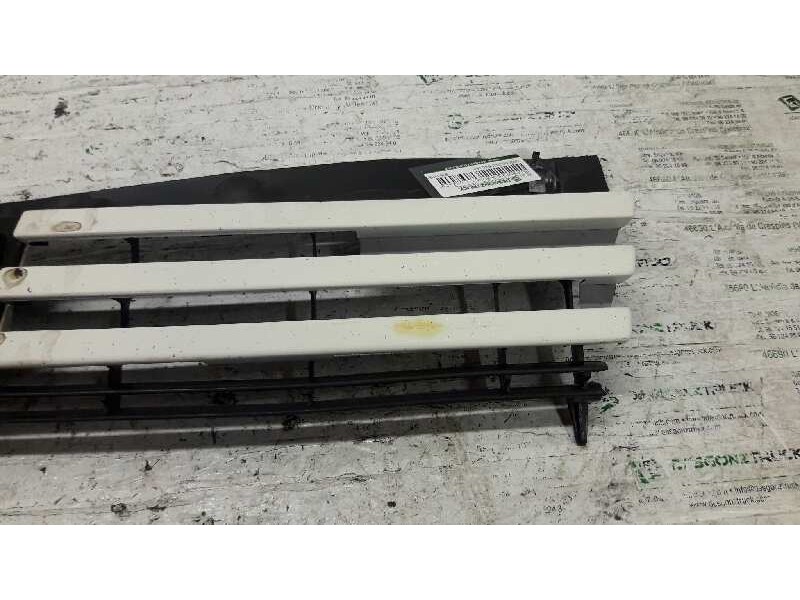 Recambio de rejilla paragolpes central para peugeot 205 berlina referencia OEM IAM 9253108580  
