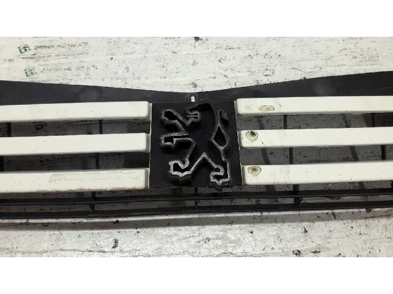Recambio de rejilla paragolpes central para peugeot 205 berlina referencia OEM IAM 9253108580  