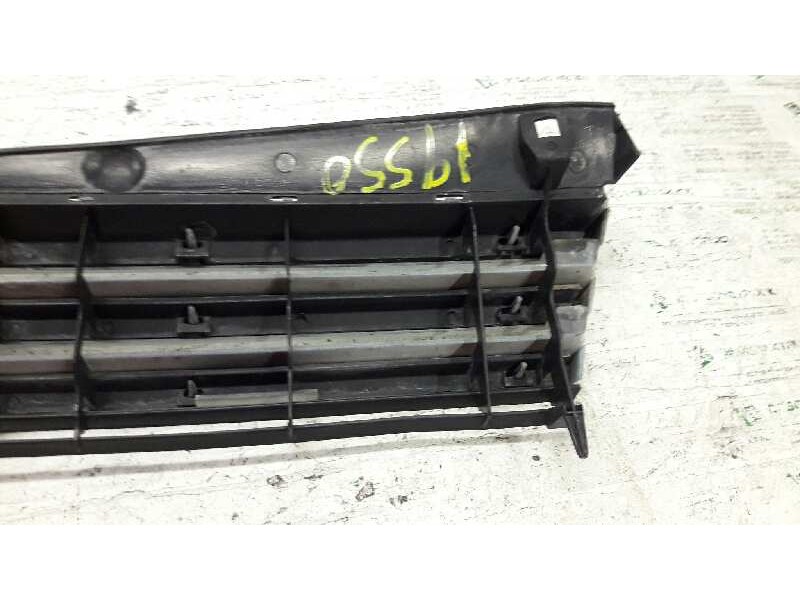 Recambio de rejilla paragolpes central para peugeot 205 berlina referencia OEM IAM 9253108580  