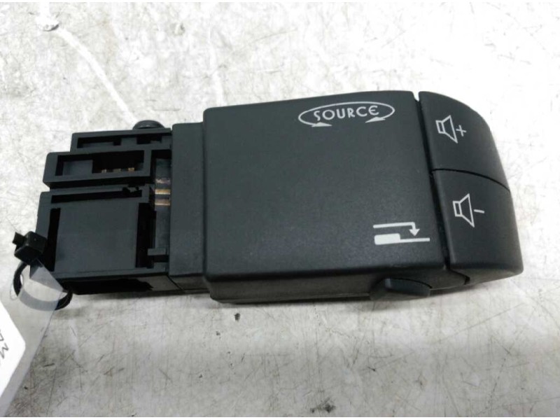 Recambio de mando radio para nissan primastar (x83) caja cerrada batalla corta 2,7t referencia OEM IAM 8200009040  