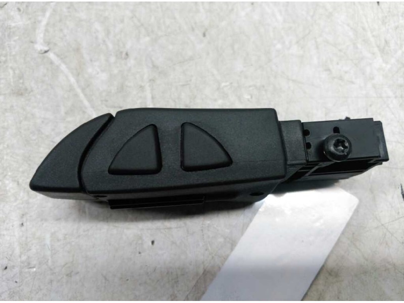Recambio de mando radio para nissan primastar (x83) caja cerrada batalla corta 2,7t referencia OEM IAM 8200009040  