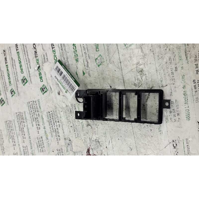 Recambio de guarnecidos varios para hyundai elantra (xd) 2.0 crdi comfort (5-ptas.) referencia OEM IAM  BOTONERA 