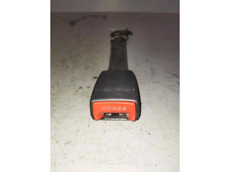 Recambio de enganche de cinturon derecho para renault serie d referencia OEM IAM 86842LC40A  