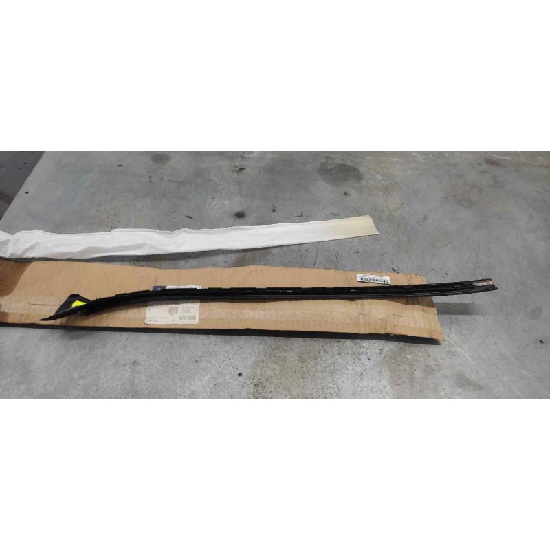 Recambio de moldura luna delantera para mercedes-benz clase e (w212) familiar 1.8 cat referencia OEM IAM A2126901162  