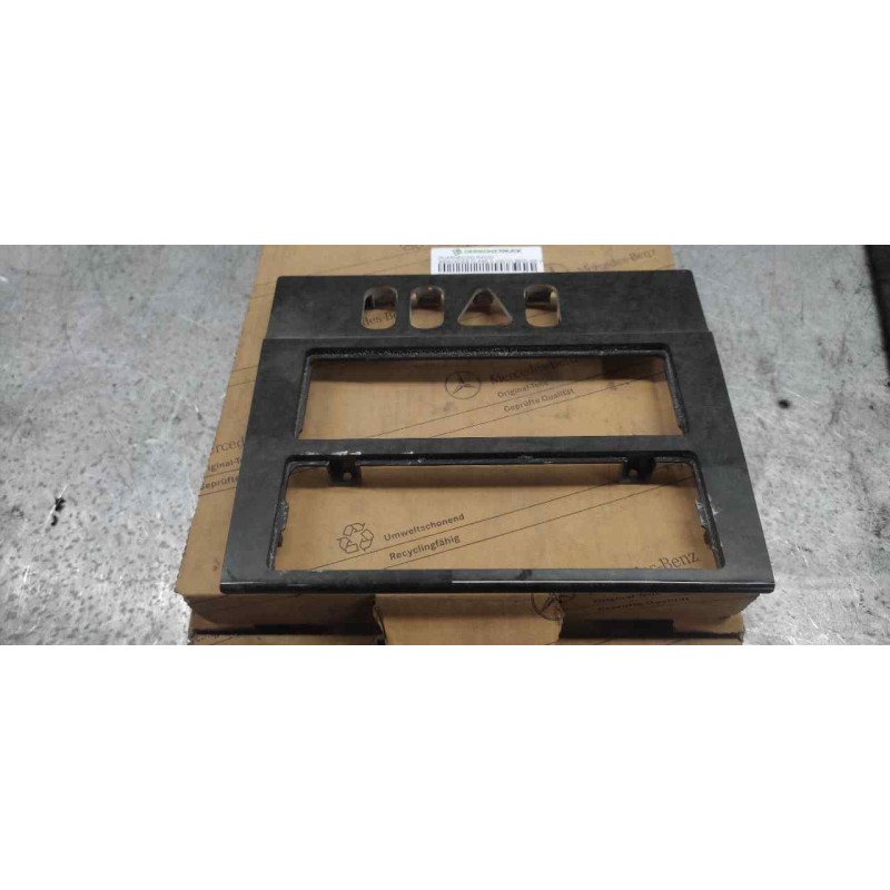 Recambio de guarnecido radio para mercedes-benz clase e (w210) berlina 2.0 16v cat referencia OEM IAM A2106807039  