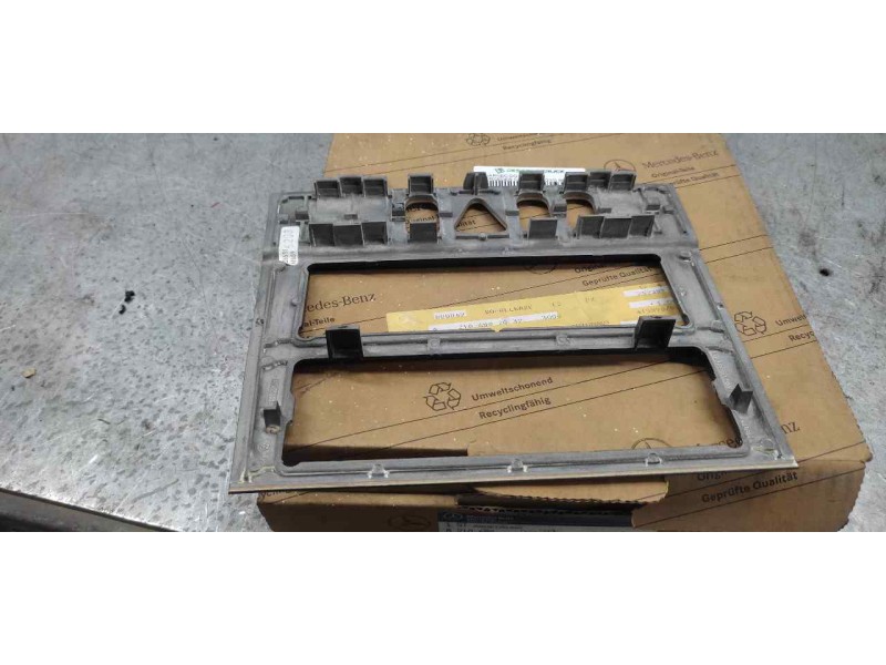 Recambio de guarnecido radio para mercedes-benz clase e (w210) berlina 2.0 16v cat referencia OEM IAM A2106807039  