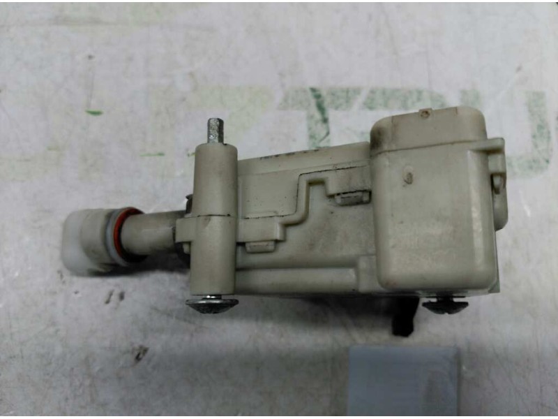 Recambio de motor centralizado para volkswagen golf iv berlina (1j1) básico referencia OEM IAM 1J6810773A TAPA COMBUSTIBLE 