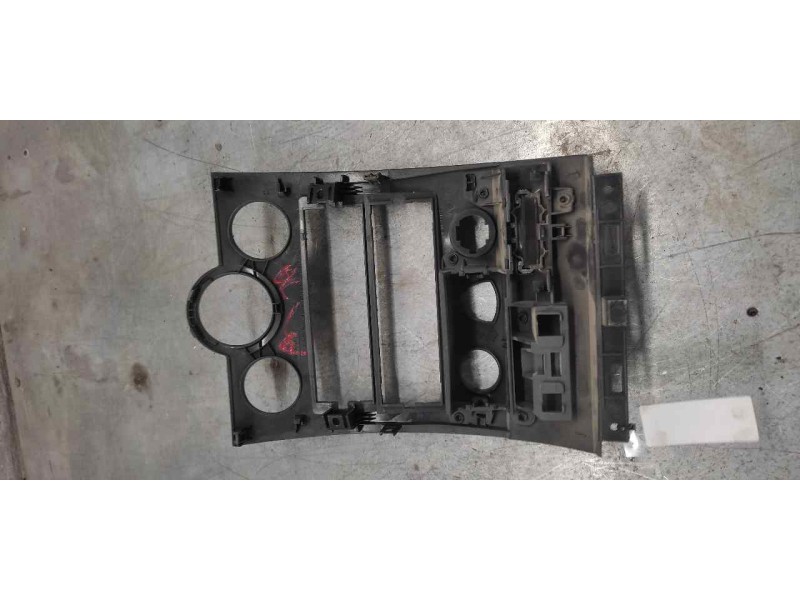 Recambio de guarnecidos consola de mandos para renault megane ii berlina 3p 1.4 16v referencia OEM IAM 8200178630  