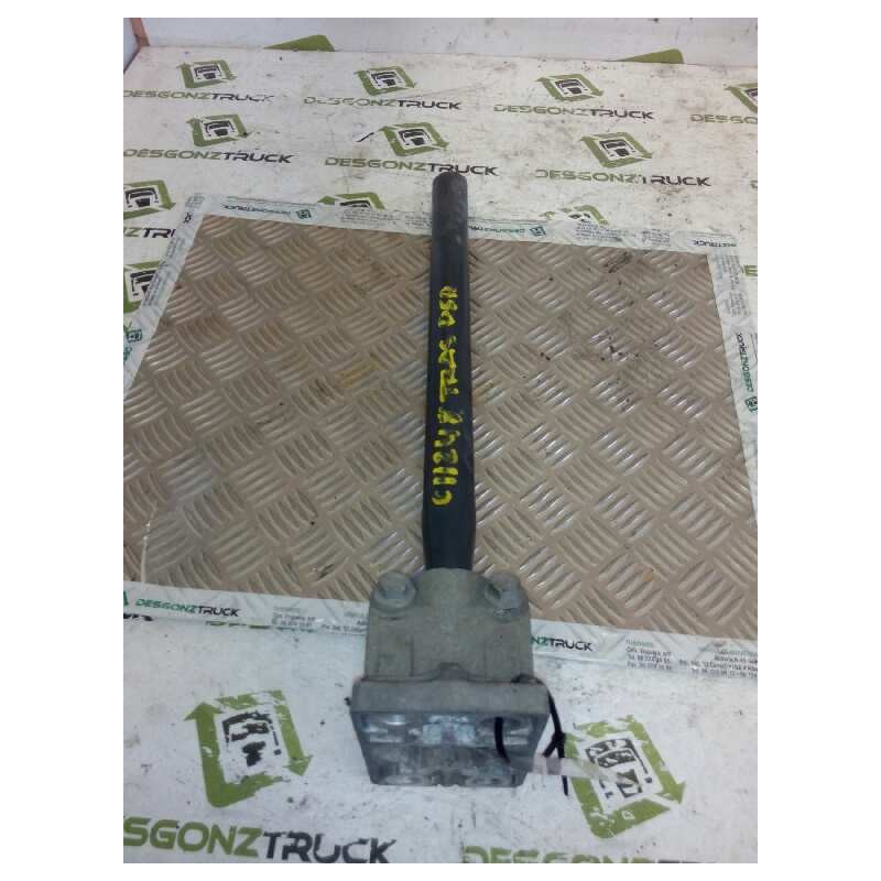 Recambio de soporte guardabarros trasero para renault premium route 2006 fas 4x2 larga distancia referencia OEM IAM DERECHO  