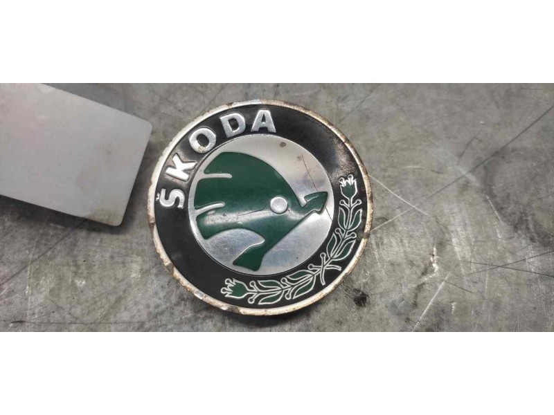 Recambio de tapacubos para skoda octavia berlina (1u2) referencia OEM IAM 1U0601149  