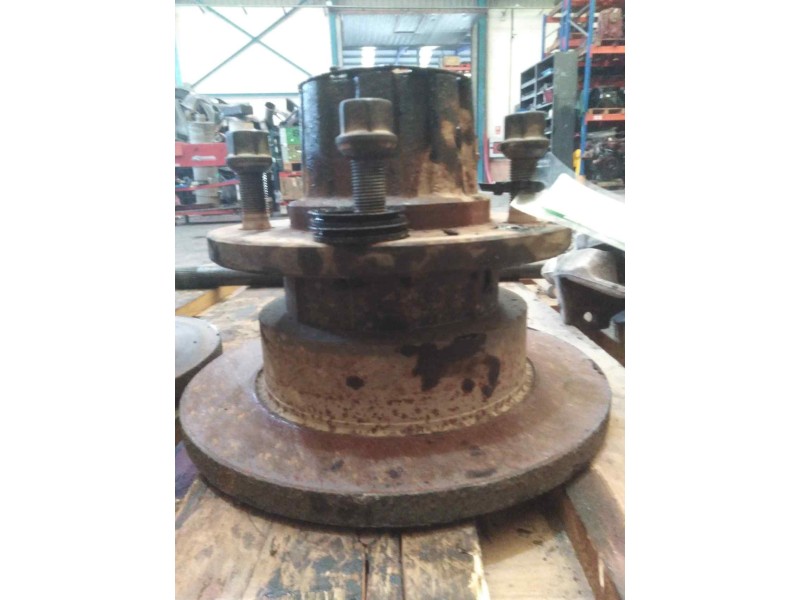 Recambio de buje trasero izquierdo para renault maxity 2.5 diesel referencia OEM IAM   