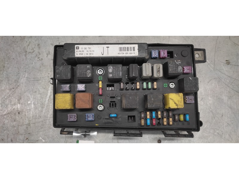 Recambio de caja reles / fusibles para opel astra h ber. 1.7 16v cdti referencia OEM IAM 13242781 5DK00946410 