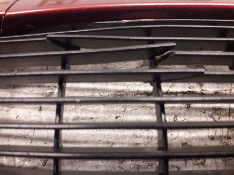 Recambio de rejilla delantera central para ford fiesta berlina básico referencia OEM IAM 98FB8200  