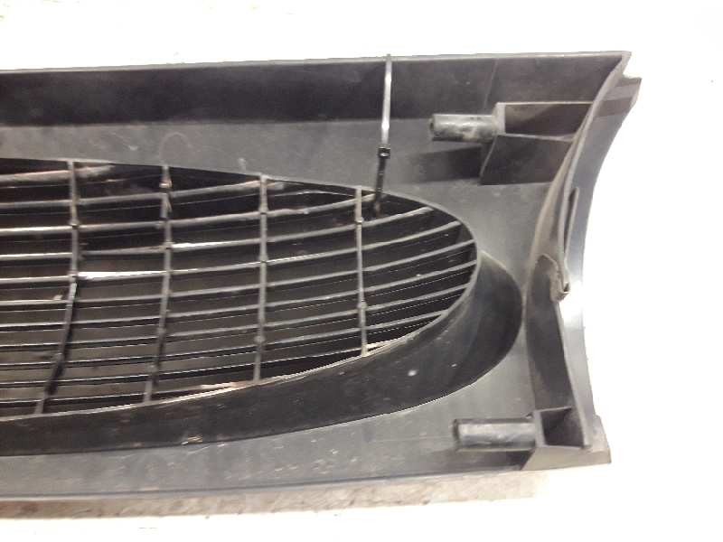 Recambio de rejilla delantera central para ford fiesta berlina básico referencia OEM IAM 98FB8200  