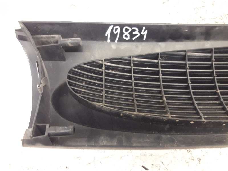 Recambio de rejilla delantera central para ford fiesta berlina básico referencia OEM IAM 98FB8200  