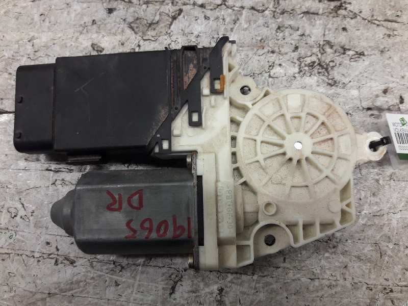 Recambio de motor elevalunas delantero derecho para volkswagen golf iv berlina (1j1) conceptline referencia OEM IAM 0538003501  