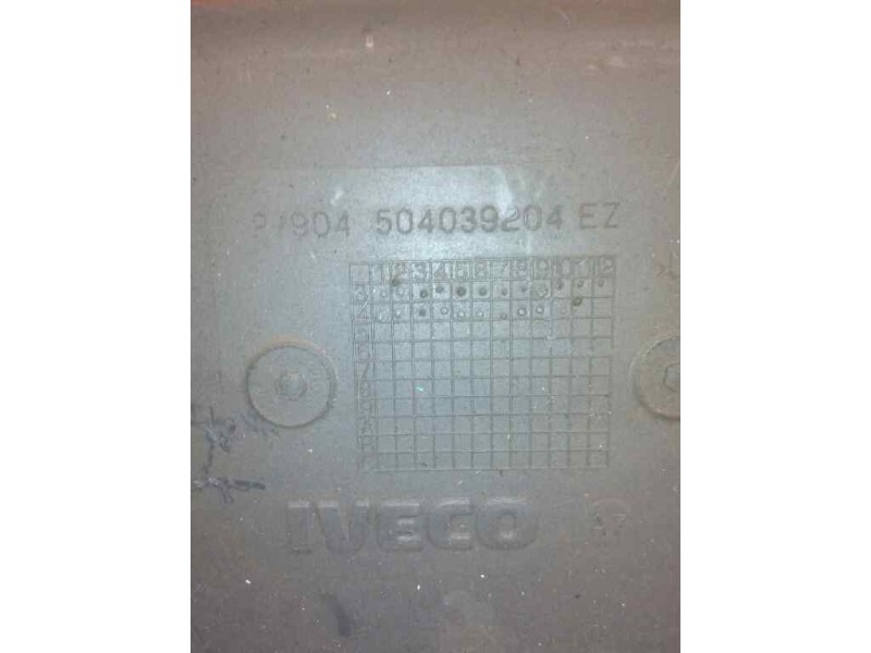 Recambio de peldaño derecho para iveco eurocargo 05.03  fg 75 e larga distancia referencia OEM IAM 504039204  