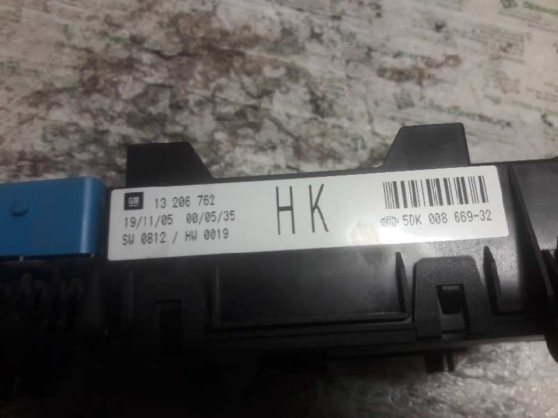 Recambio de caja reles / fusibles para opel astra h ber. cosmo referencia OEM IAM 13206762 5DK00866932 