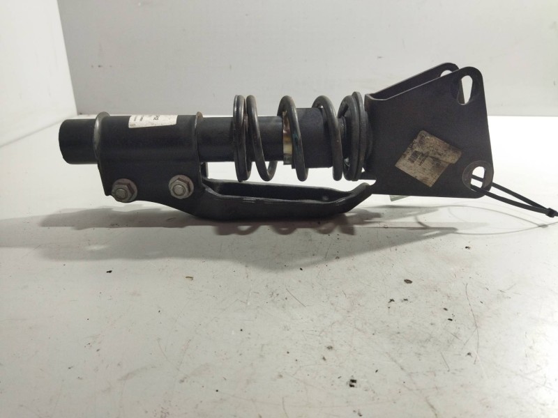 Recambio de amortiguador trasero izquierdo cabina para renault midlum referencia OEM IAM 82052323  