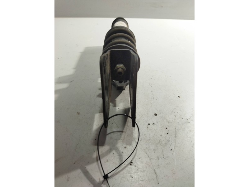 Recambio de amortiguador trasero izquierdo cabina para renault midlum referencia OEM IAM 82052323  