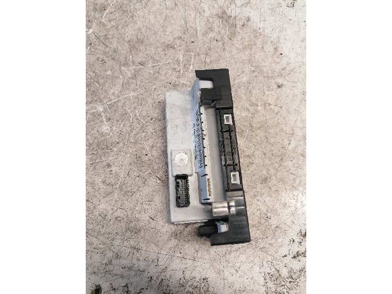 Recambio de pantalla multifuncion para renault megane ii berlina 3p referencia OEM IAM 8200755120 281203471A 