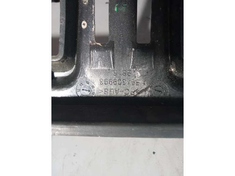 Recambio de embellecedor interior central para iveco stralis (as) 11.1 diesel referencia OEM IAM 504309993  