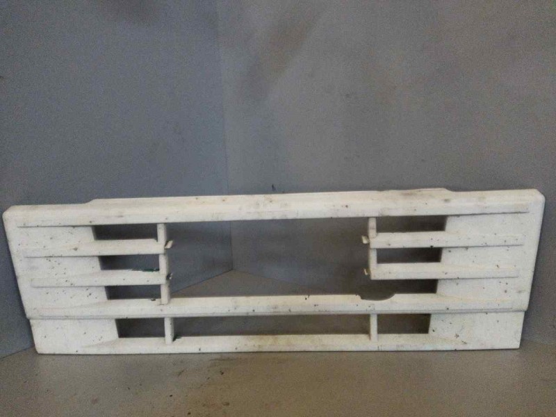Recambio de rejilla delantera central para volvo fm 12 asta 2001 12.1 diesel (d12d420) referencia OEM IAM 1063509  