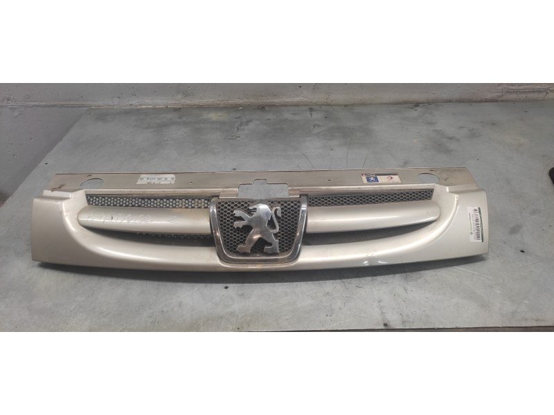 Recambio de rejilla delantera central para peugeot partner (s2) 1.6 16v cat referencia OEM IAM 9644758577  