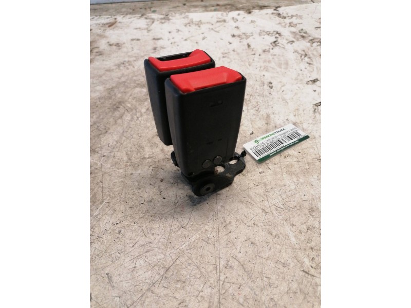 Recambio de enganche cinturon trasero derecho para ford focus lim. (cb4) titanium referencia OEM IAM 4M51A613K21AA  