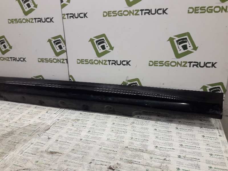 Recambio de estribo izquierdo para bmw serie 3 berlina (e46) 320d referencia OEM IAM 67580010 8214175 