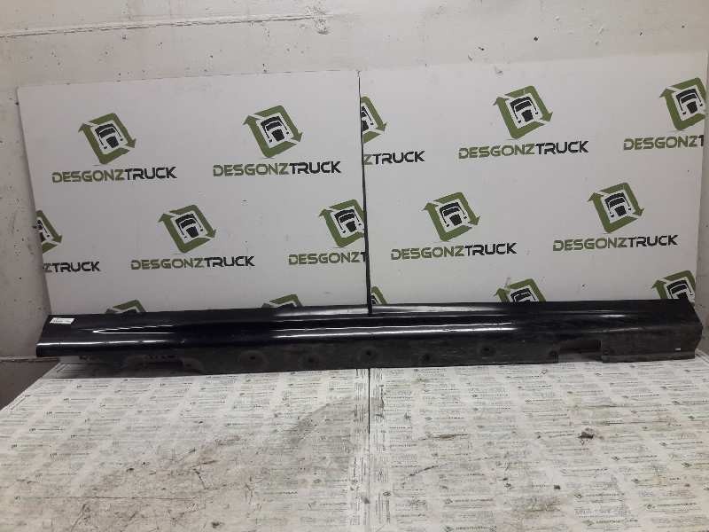 Recambio de estribo derecho para bmw serie 3 berlina (e46) 320d referencia OEM IAM 67590010 821417611 