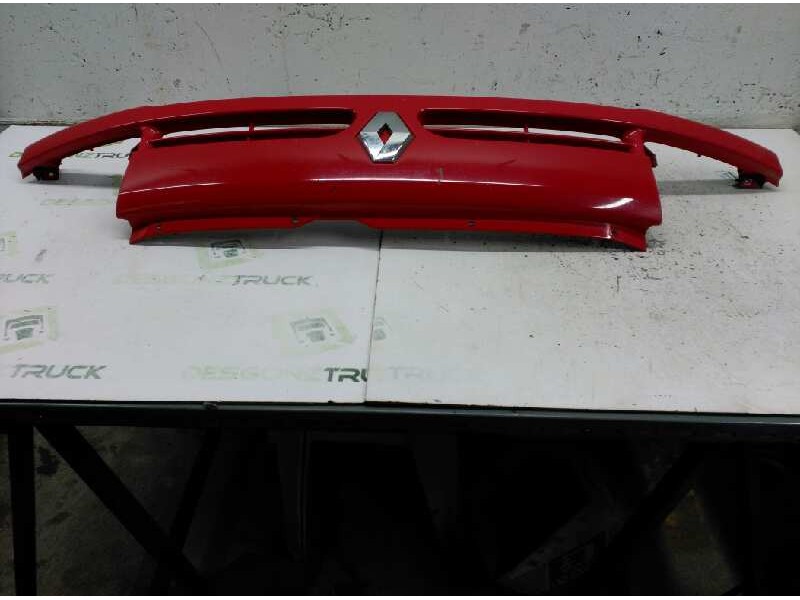 Recambio de rejilla delantera central para renault master desde ´98 referencia OEM IAM 7700352125  