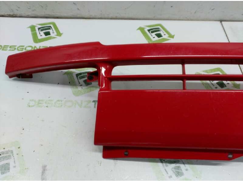 Recambio de rejilla delantera central para renault master desde ´98 referencia OEM IAM 7700352125  