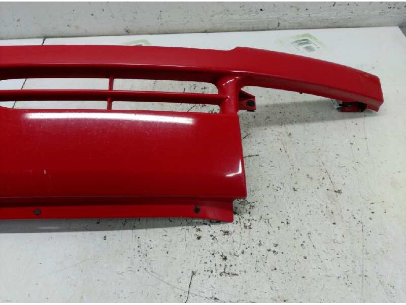 Recambio de rejilla delantera central para renault master desde ´98 referencia OEM IAM 7700352125  