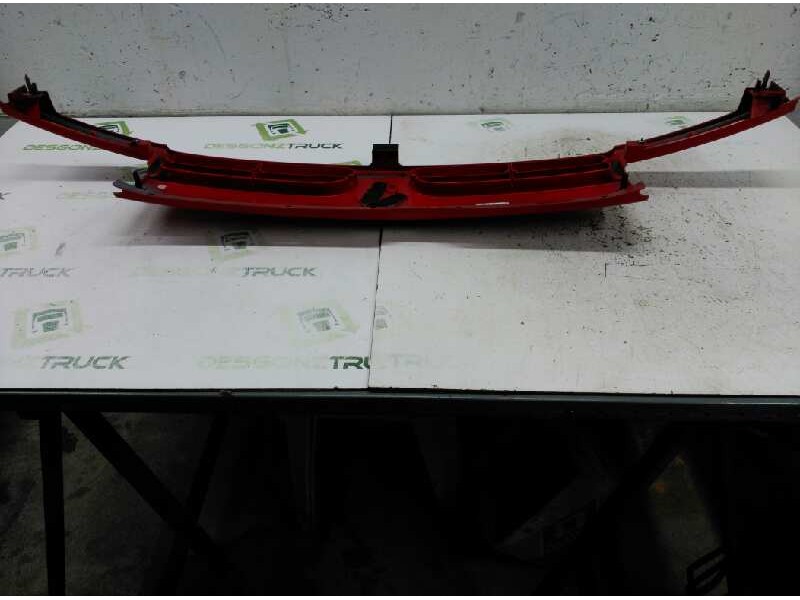 Recambio de rejilla delantera central para renault master desde ´98 referencia OEM IAM 7700352125  